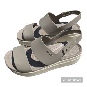 CROCS BROOKLYN PLATFORM SANDAL - BROWN